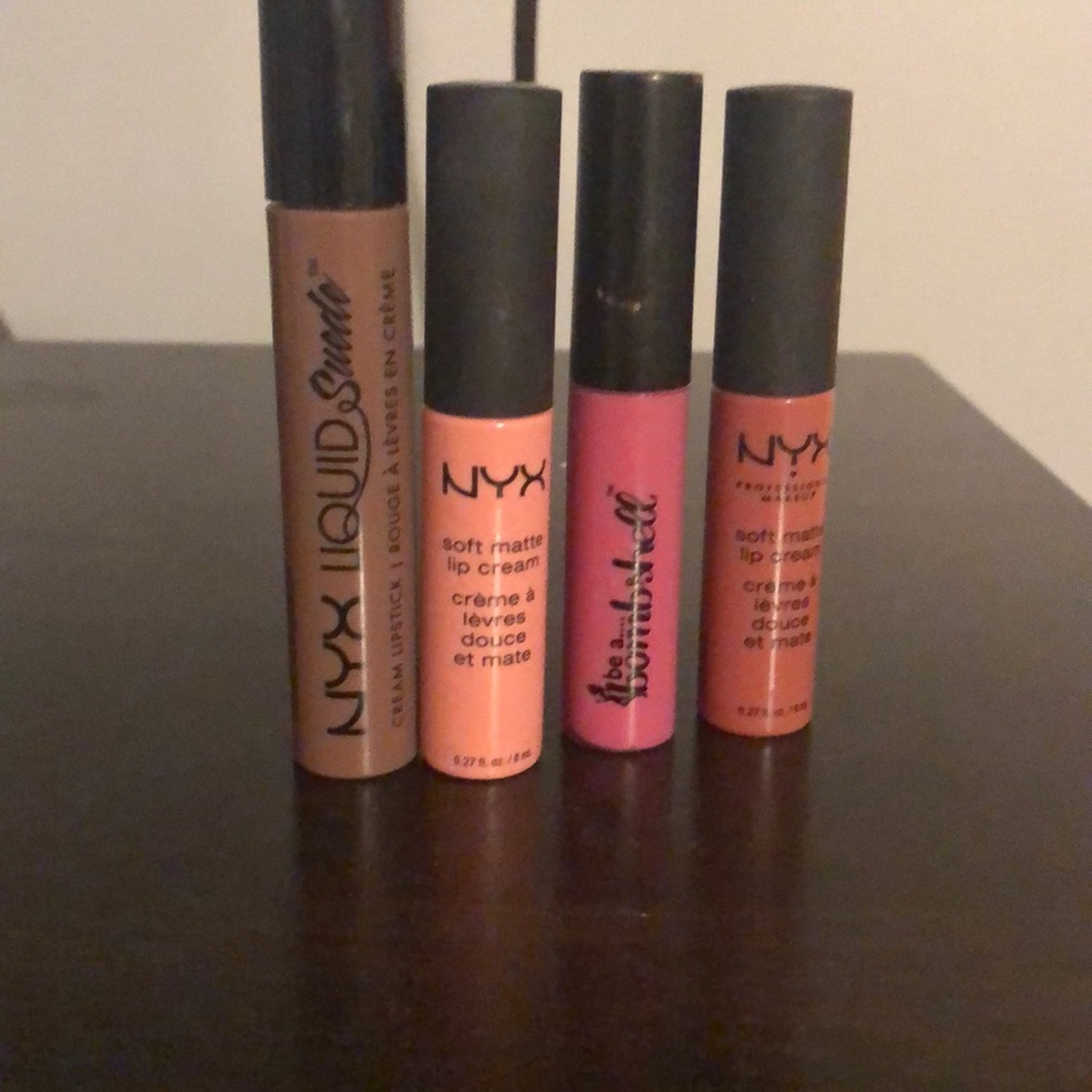 Lot of nyx lipsticks.